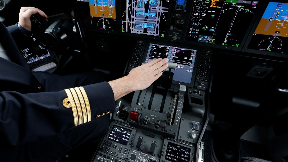 When a Co‑Pilot Turns Weapon: The Passengers Who Saved a Flight