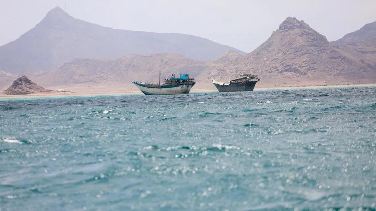 Geopolitical Tides: Bab el-Mandeb Shipping Rises Amid US-Iran Diplomatic Hopes, Hormuz Tensions Persist