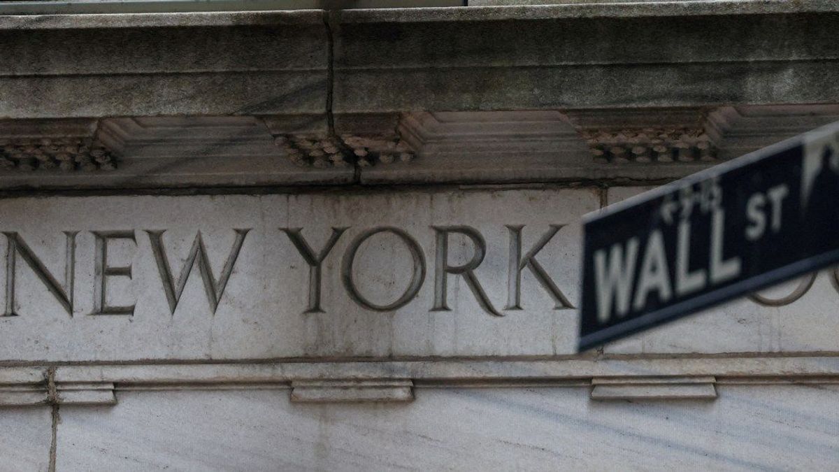 Wall Street's AI Frenzy Leaves Main Street in the Dust