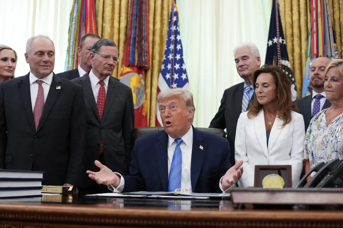 Trump's Iran Threats Escalate Tensions Amid Stalled Negotiations