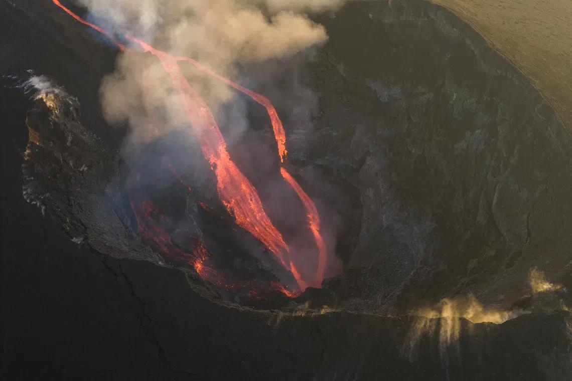 When Volcanoes Disrupt Global Hubs