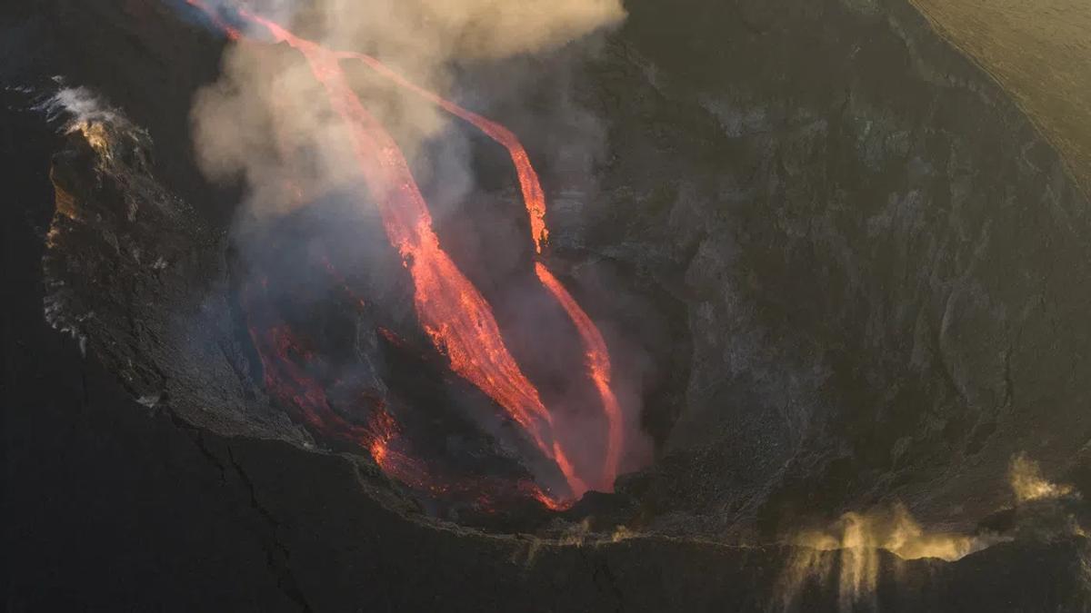 When Volcanoes Disrupt Global Hubs