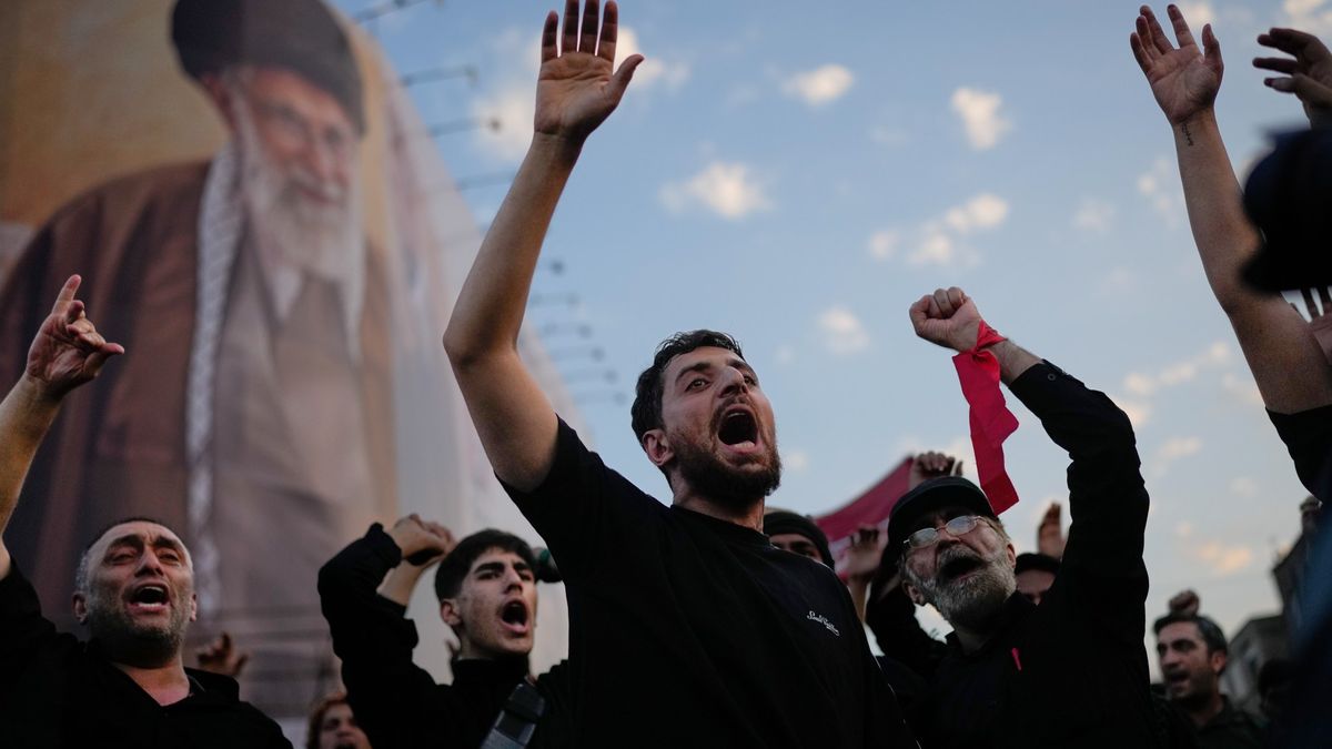 Iran Mourns Slain Supreme Leader Amidst War and Dynastic Succession
