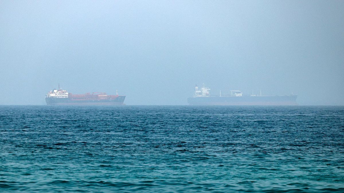 US-Iran Conflict Escalates into Prolonged Struggle for Strait of Hormuz Control