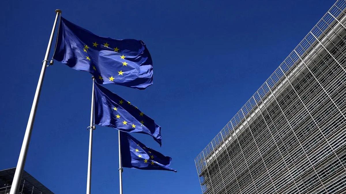EU's 21st Sanctions Package Targets Russian Banks, Freezes Oil Cap Amid Geopolitical Shifts