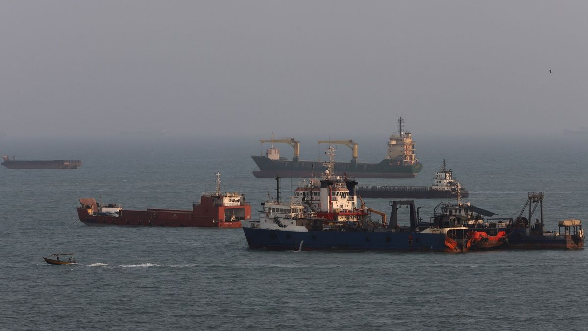 Iran's Chokehold: The World's Oil Artery and the Price of Diplomacy