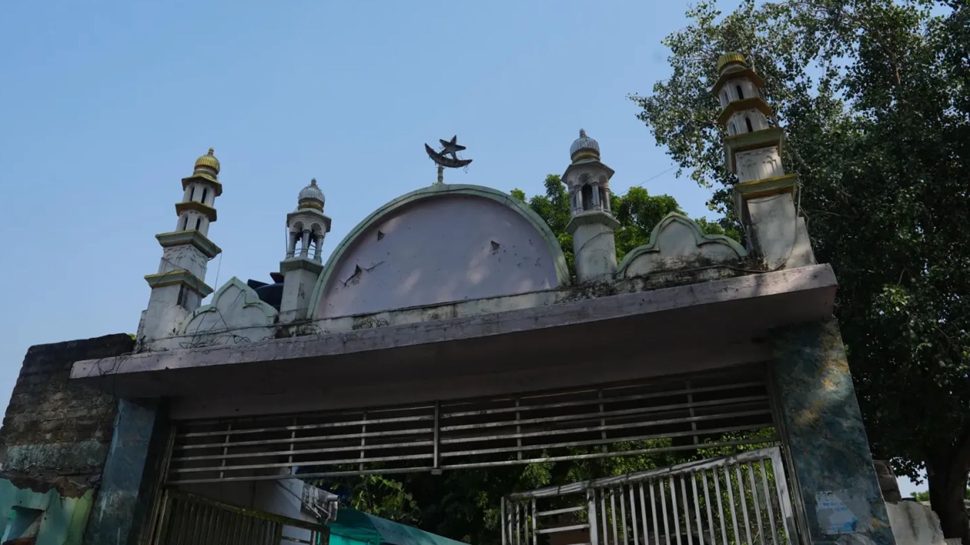 The Mosque That Could Disappear: Residents, Power, and a Prime Minister’s Shadow