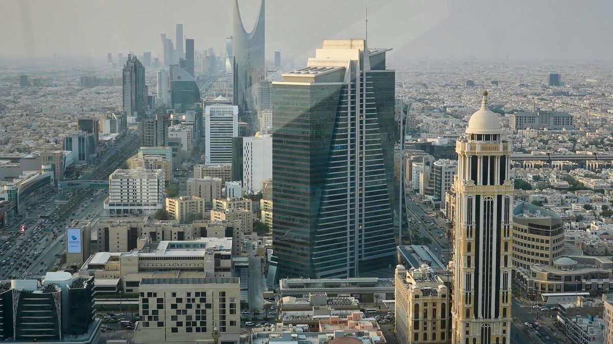 Families Flee Riyadh as Houthi Drones Threaten Saudi Soil