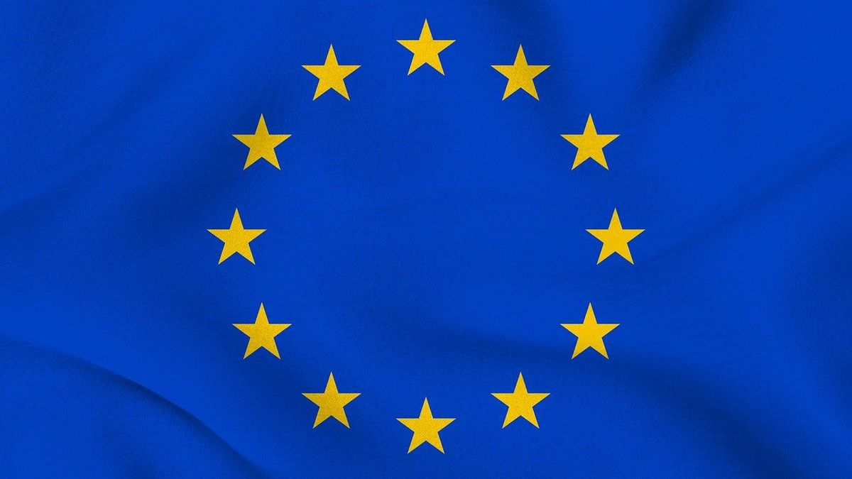 EU-flaggor utanför Europaparlamentet