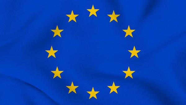 EU-flaggor utanför Europaparlamentet