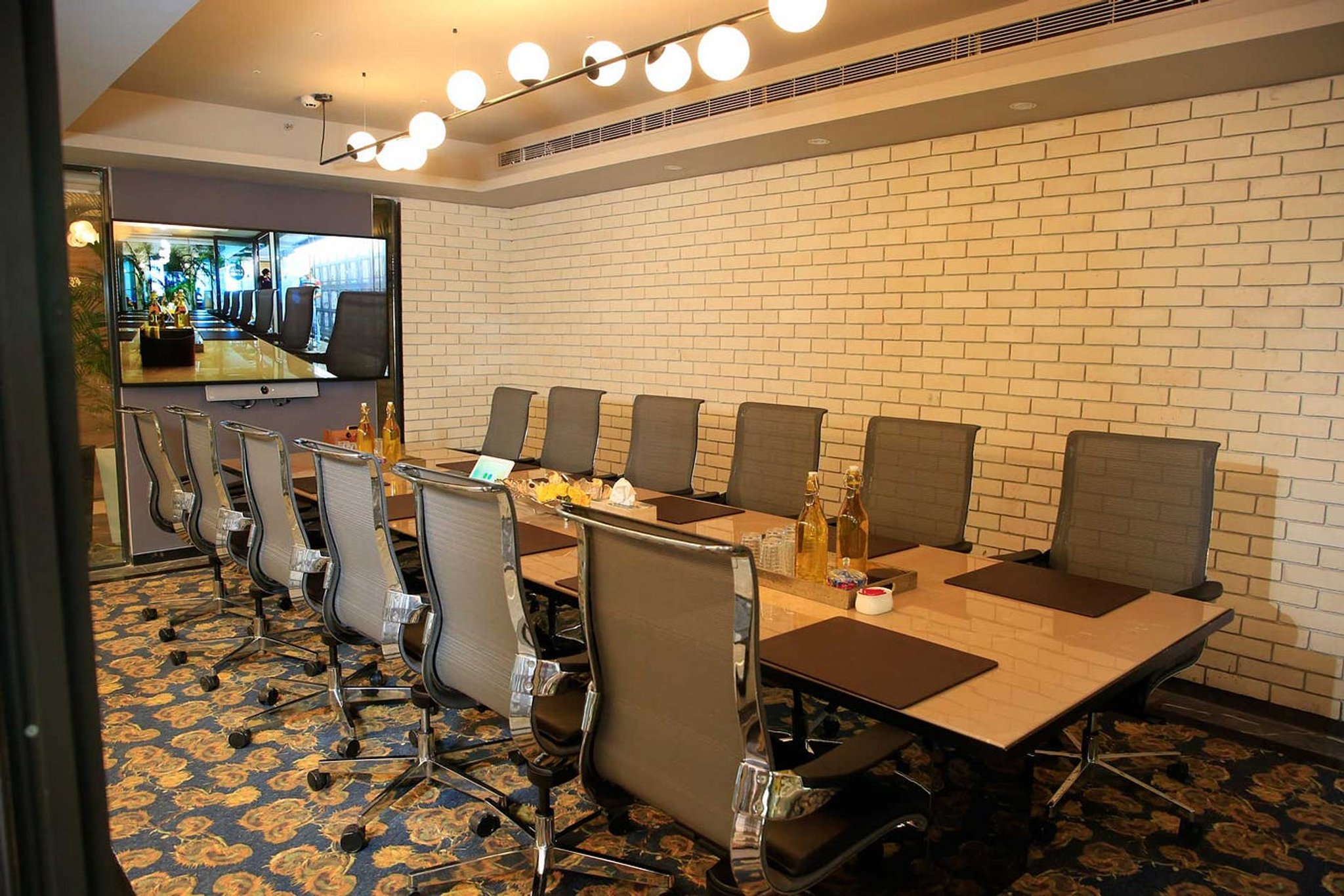 From Startups to Corporates: Why Renting Meeting Rooms Is a Smart Move