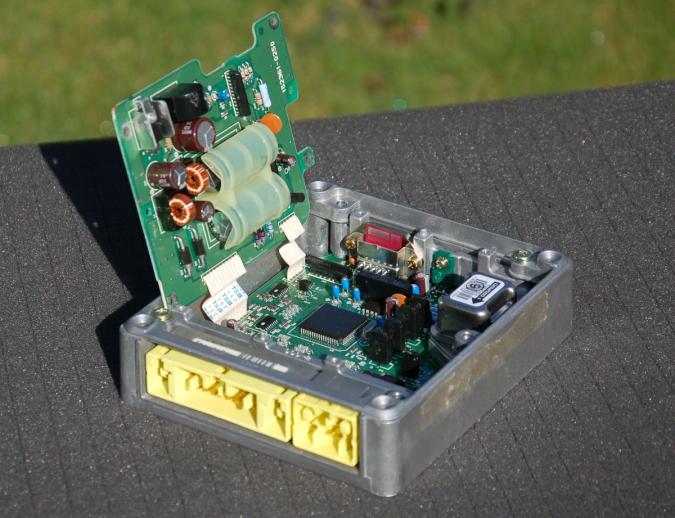 An SRS computer with internal capacitors