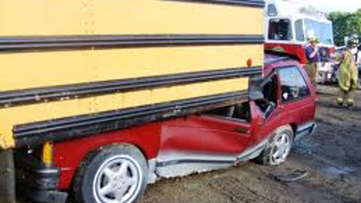 Underride example - school bus and a wagon