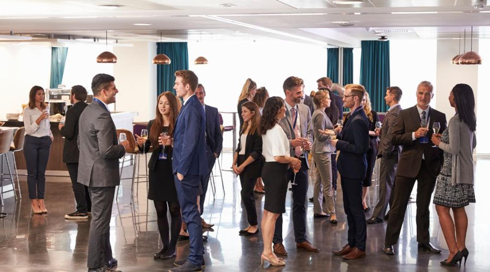 Collega's proosten op het nieuwe jaar tijdens een nieuwjaarsborrel