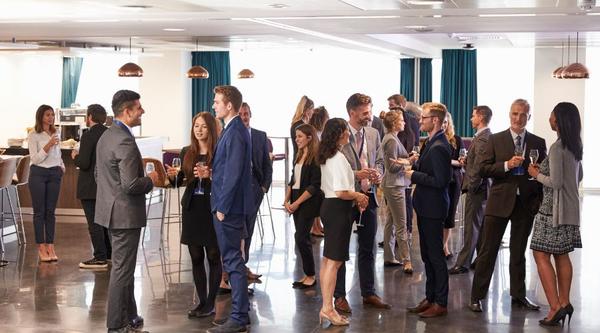 Collega's proosten op het nieuwe jaar tijdens een nieuwjaarsborrel