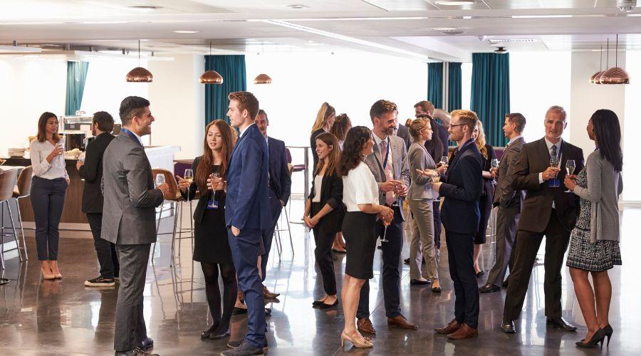 Collega's proosten op het nieuwe jaar tijdens een nieuwjaarsborrel