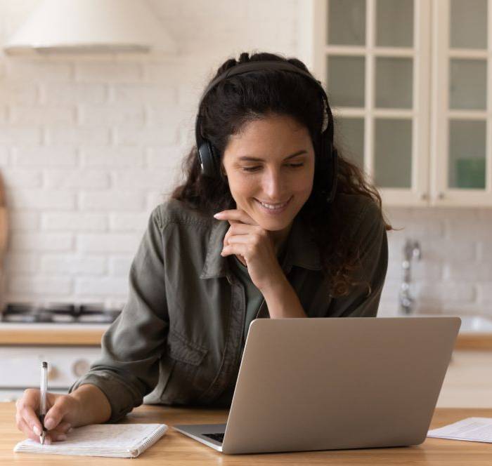 pragmatische generatie vrouw op laptop