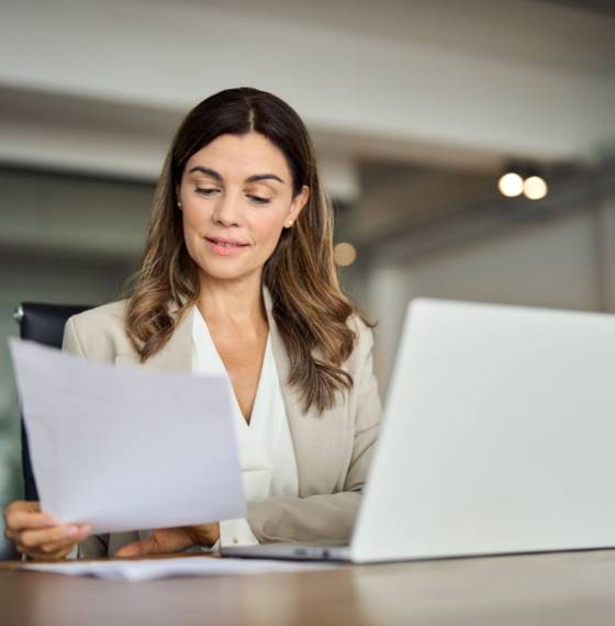 Vrouw zakelijk laptop: op het werk