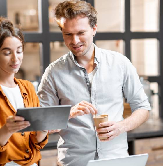 Millennials met koffie op de werkplek