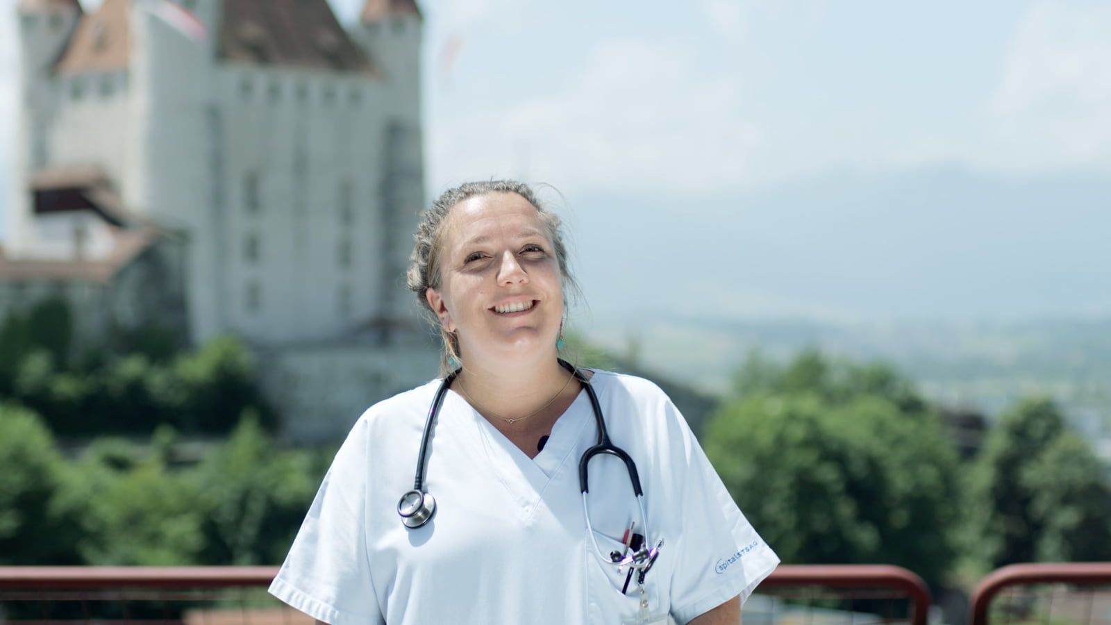 Expertin Notfallpflege steht auf dem Balkon des Spital Thun