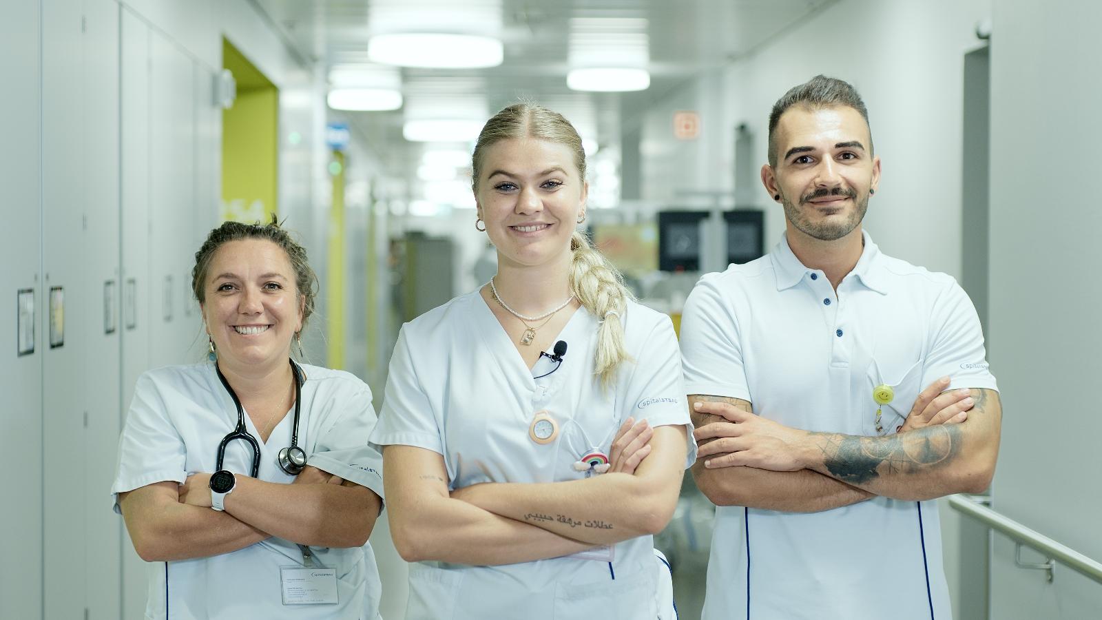 Drei Mitarbeitende im Gang des Spital Thun