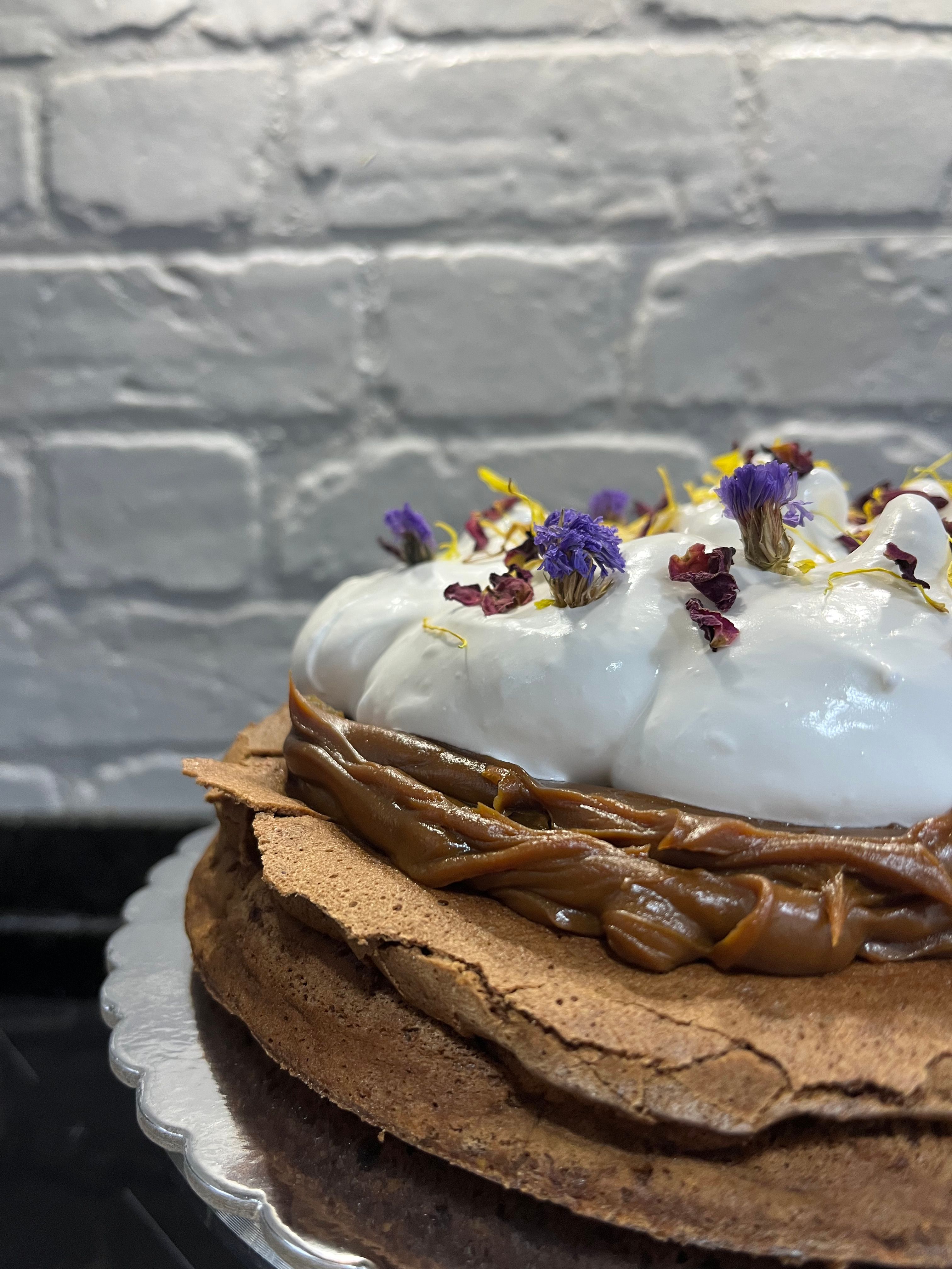 Marquise con dulce de leche y merengue italiano