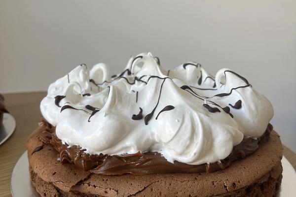 Marquise con dulce de leche y merengue italiano