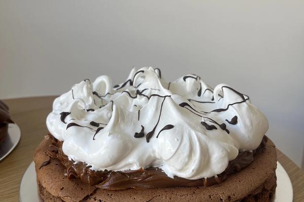 Marquise con dulce de leche y merengue italiano