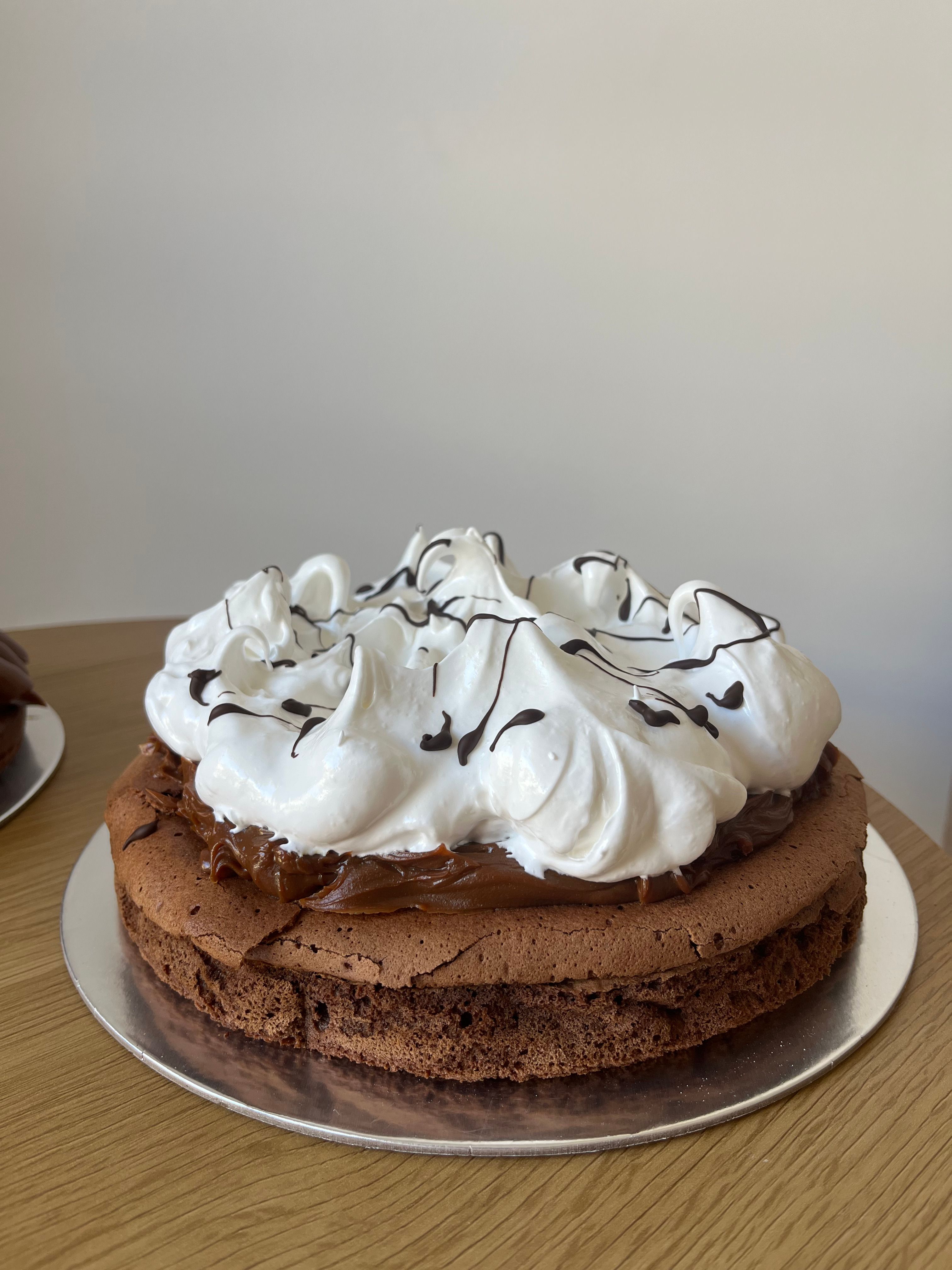 Marquise con dulce de leche y merengue italiano