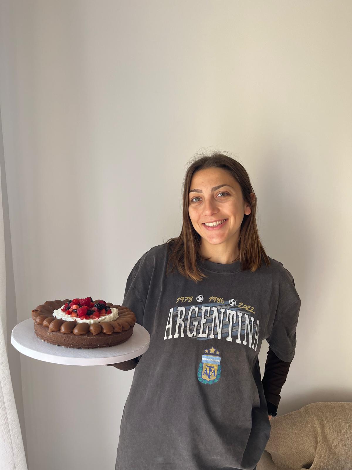 Nuestra pastelera con una torta