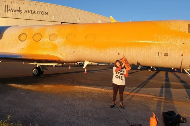 Just Stop Oil members spray orange paint on private jets in London