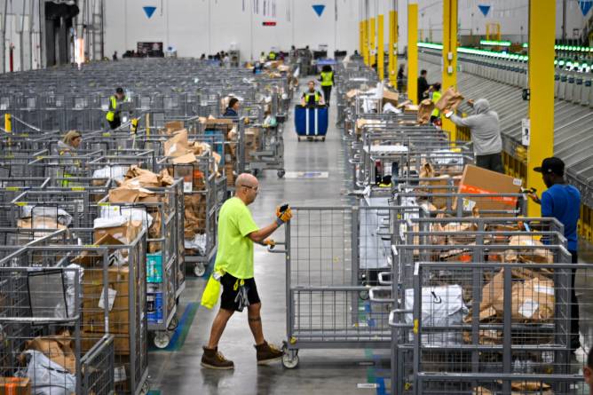 workers in an amazon warehouse