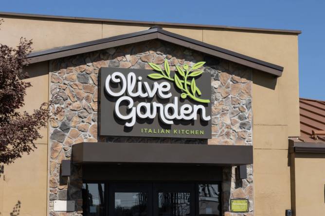 The outside of an Olive Garden restaurant.