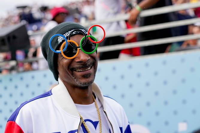 Snoop Dogg attends a skateboarding event in Paris