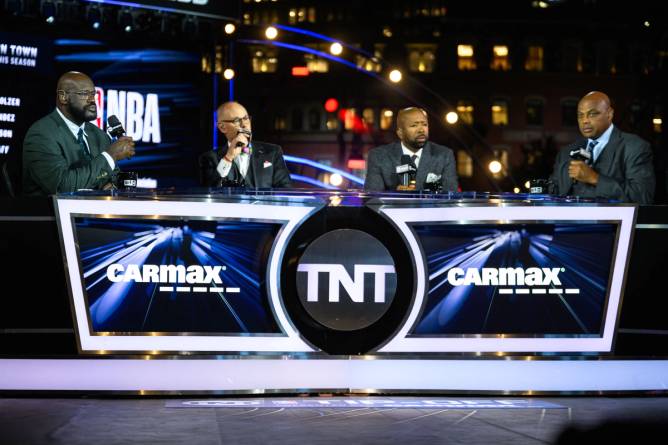 the cast of inside the nba on the set of the show