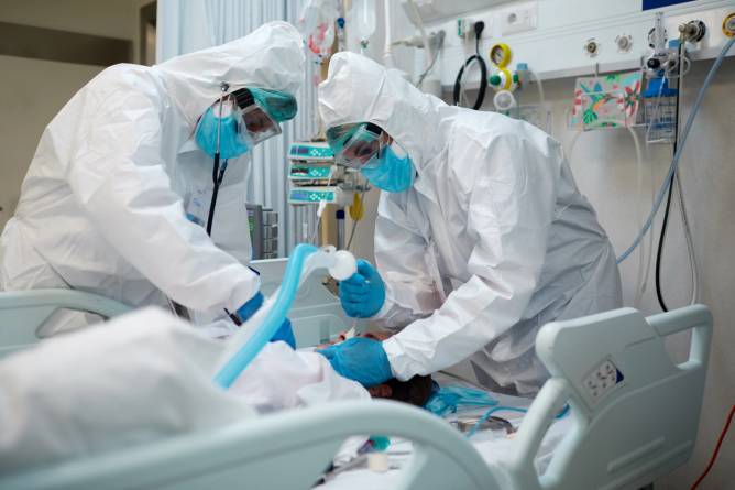 Healthcare workers intubate a patient during Covid