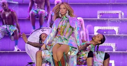 Beyonce dancing on stage in front of backup dancers