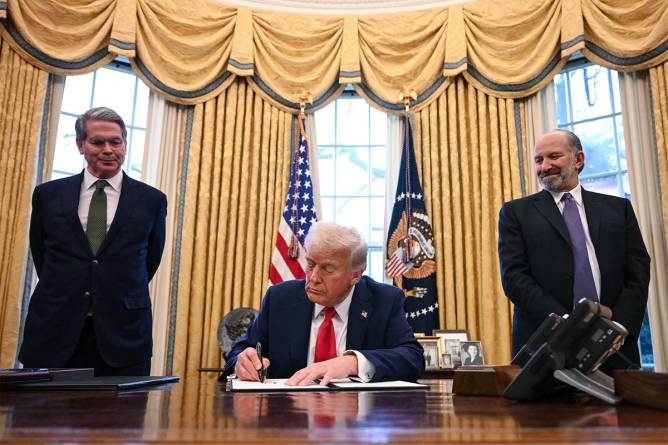 US President Donald Trump, alongside Secretary of Treasury Scott Bessent and Secretary of Commerce nominee Howard Lutnick , signs an executive order to create a US sovereign wealth fund.