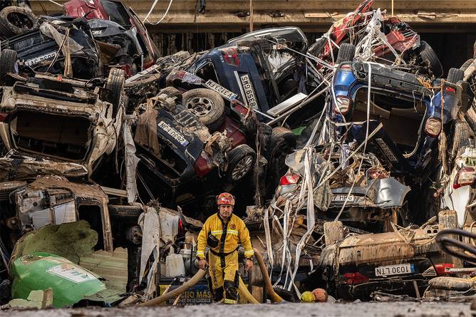 Search and rescue effort in Spain after deadly floods