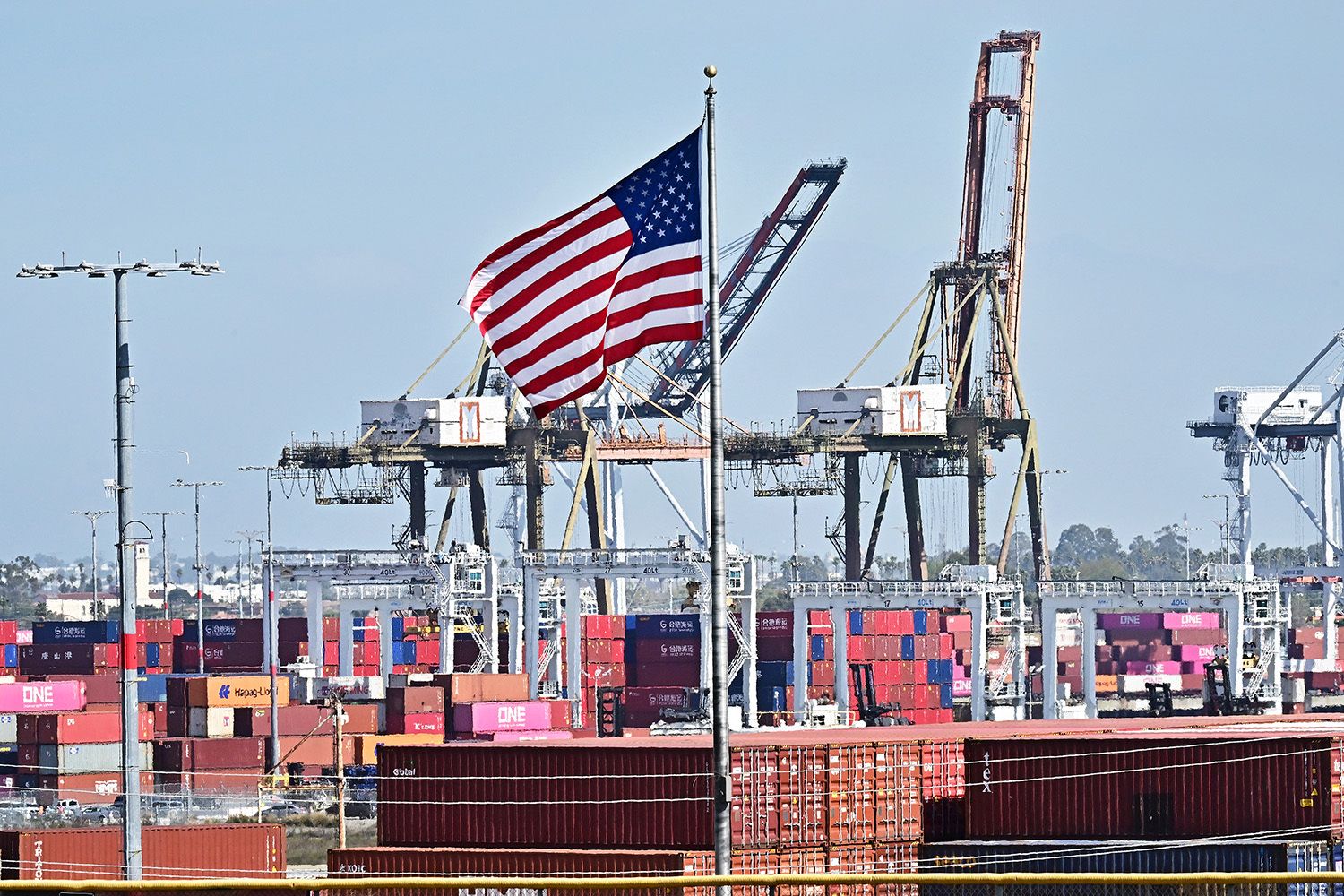 Appeals court finds Trump's tariffs illegal but leaves them in place