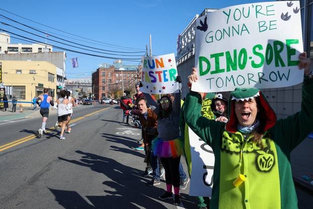 People cheering on runners at the NYC Marathon 