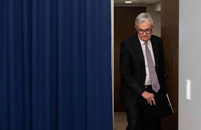 Jerome Powell entering a room.