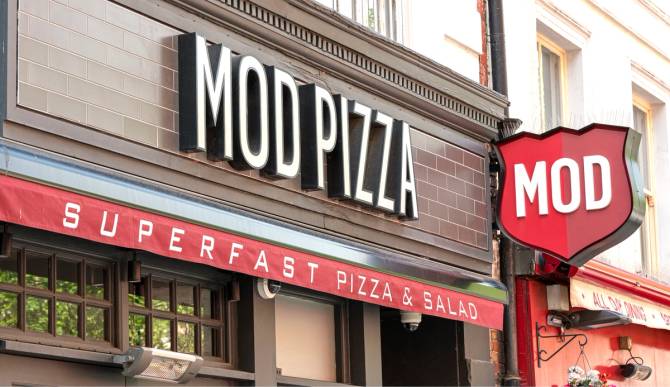 The outside of a Mod Pizza restaurant.