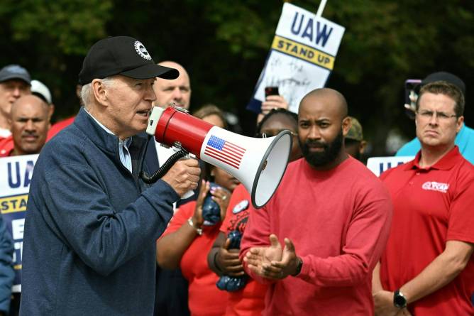 Joe Biden addresses UAW members