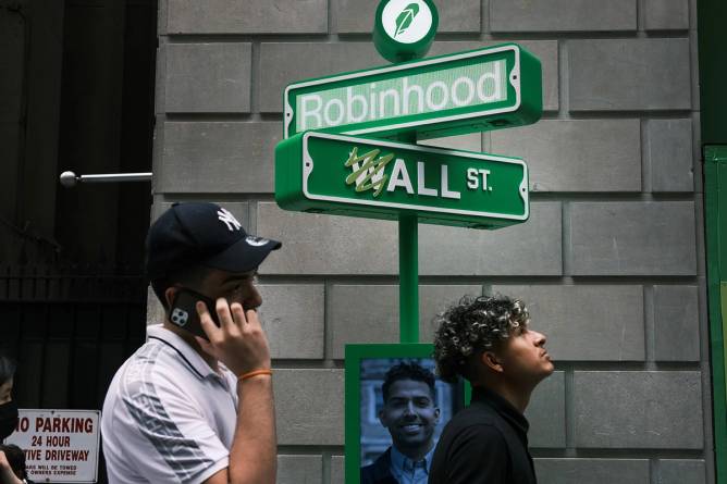 Pop-up kiosk for Robinhood on Wall Street