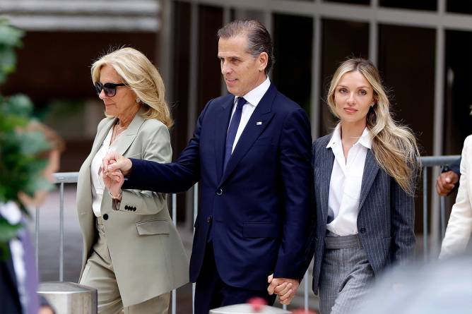 Hunter Biden exiting court with his wife and his mother, First Lady Jill Biden