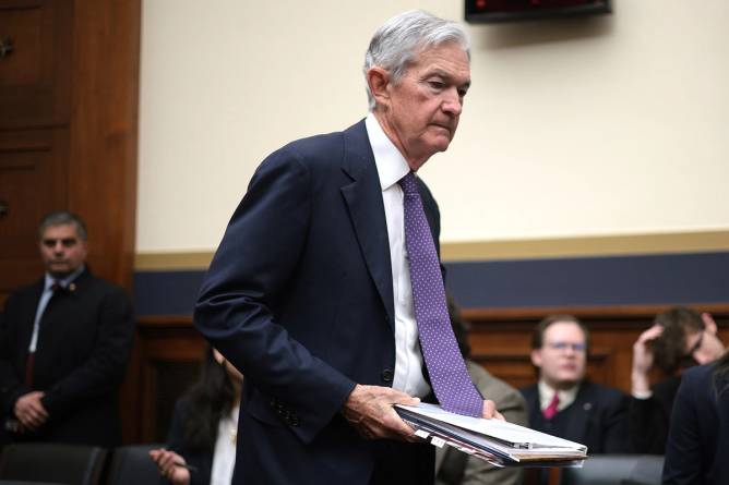 Jerome Powell testifying at Congress