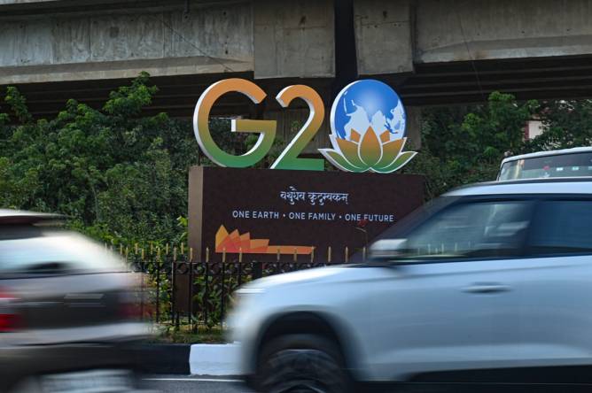 G20 logo in India from the street. The 0 in G20 is an earth sitting in a lotus flower.