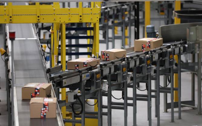 Conveyor belt with boxes inside a warehouse.