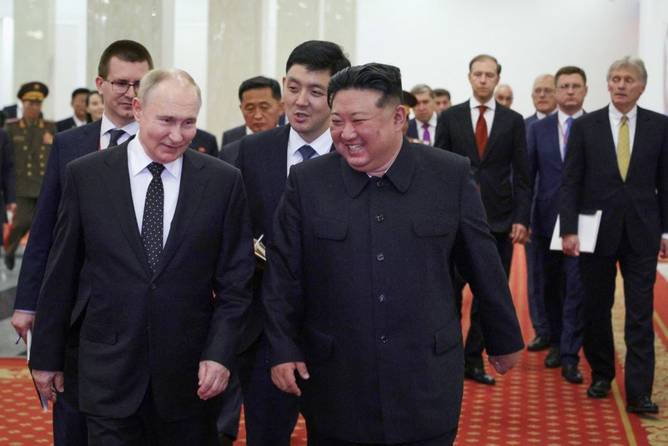  Russian President Vladimir Putin and North Korea's leader Kim Jong Un attend a Gala concert in Pyongyang